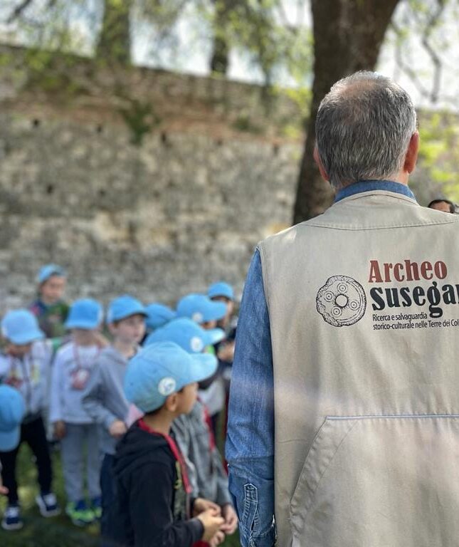 ArcheoSusegana durante una visita guidata