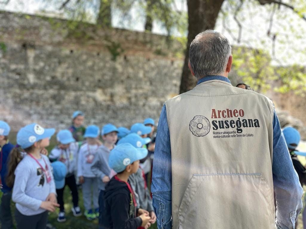 ArcheoSusegana durante una visita guidata